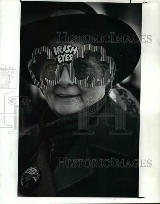 1987 Press Photo Helen Kilbane watches the St. Patrick's day parade - cvb36244 - Historic Images