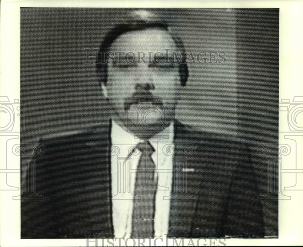 1987 Press Photo Kent Geist, devel. dir., WVIZ-TV, WVIZ annual Mtg. tape - Historic Images