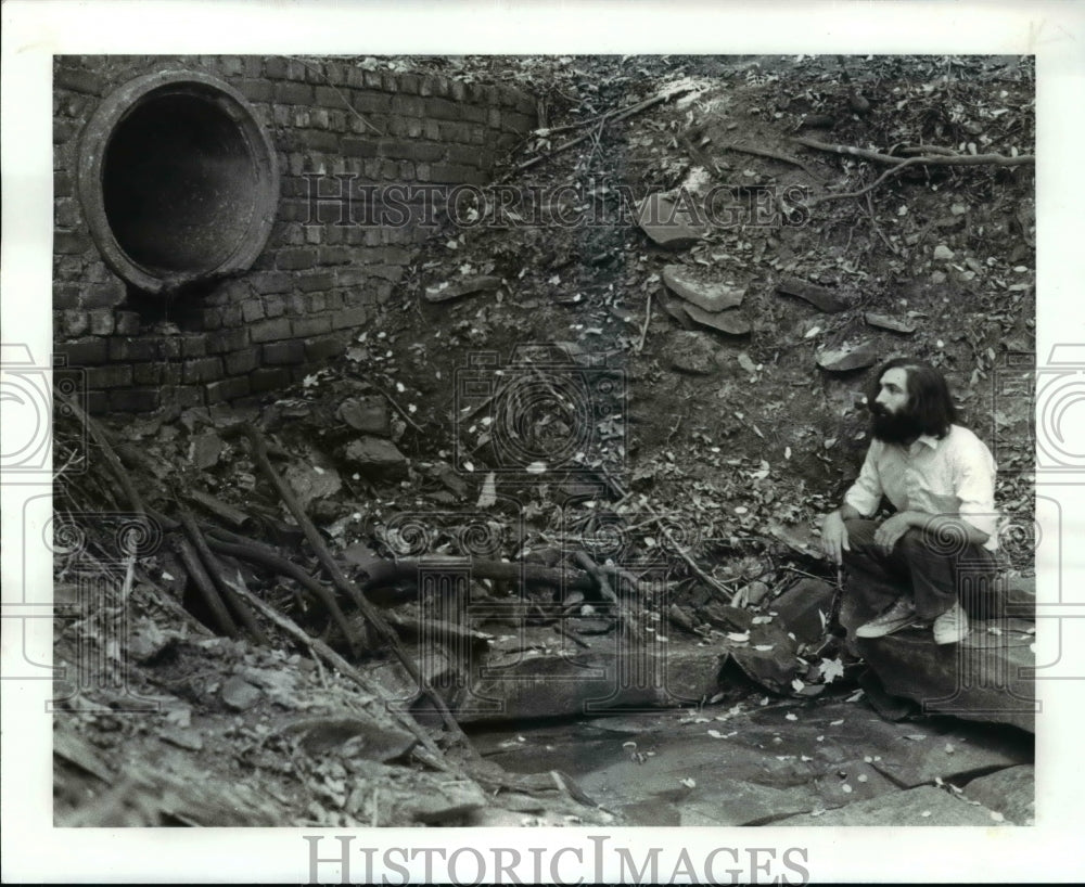 1985 Press Photo Richard Miller checking storm drain to Augway Brook Forest Hill - Historic Images