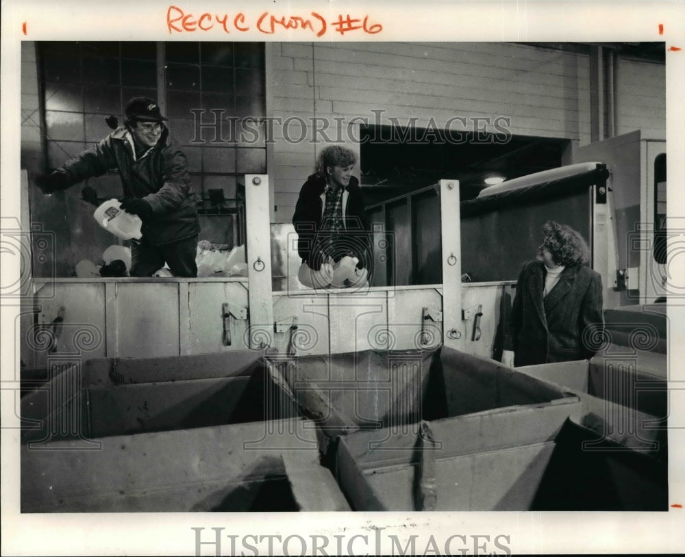 1991 Press Photo Jim Morgan and Patty Moss separate material to be recycled - Historic Images