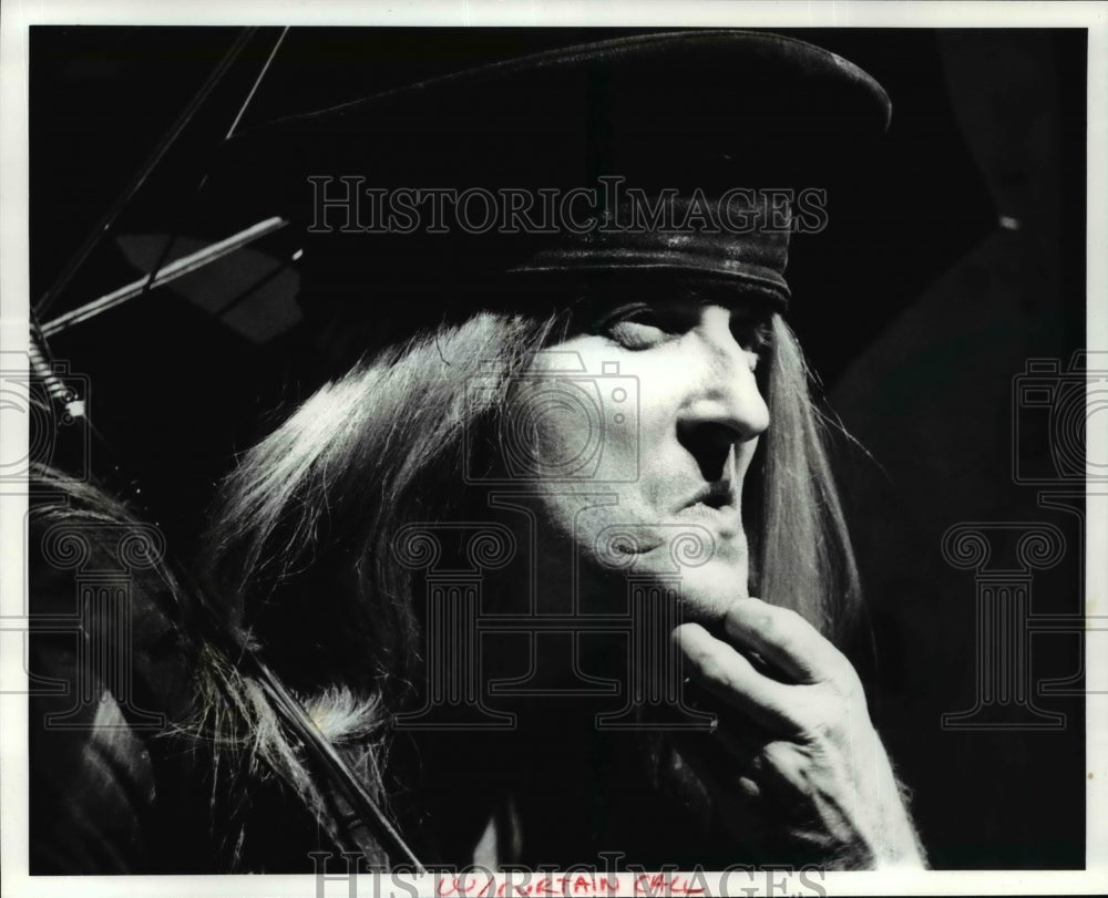 1988 Press Photo Wayne Turney as Cuckoo in &quot;Deathraft,&quot; at Cleveland Playhouse. - Historic Images