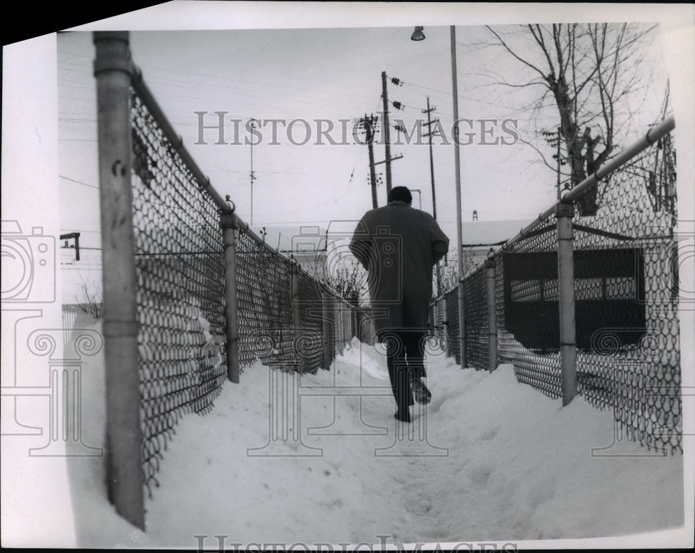 1968 Press Photo Snow obstacle course to Rapid Transit off Tuckahoe Ave. Ohio. - Historic Images