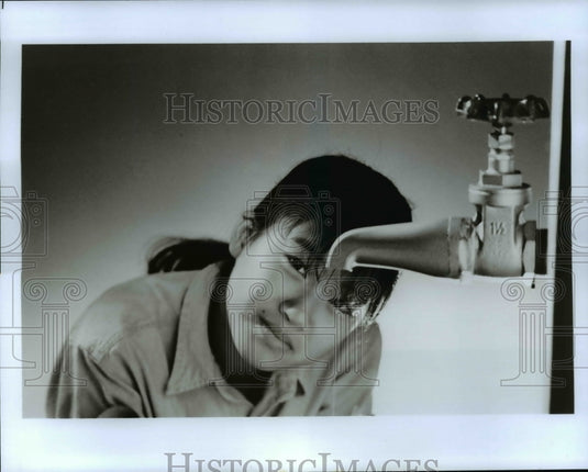 Press Photo Stephanie Yu host of "A 3-2-1 Contact Extra: Down the Drain" on PBS - Historic Images