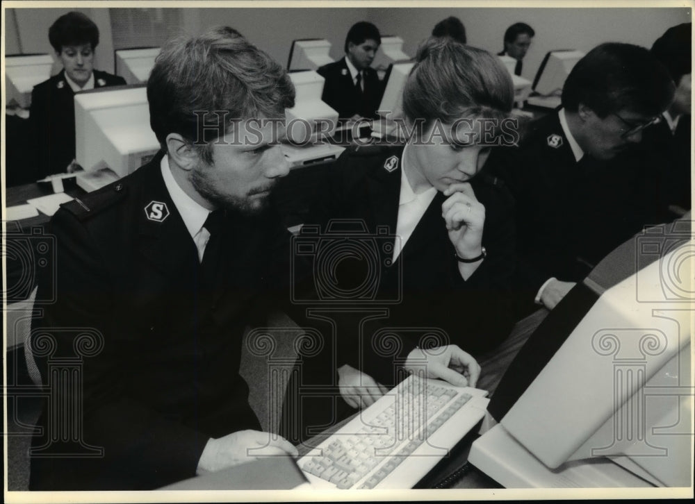 1989 Press Photo: Jim &amp; Vicki Cheyne in computer class at Salvation Amy School - Historic Images