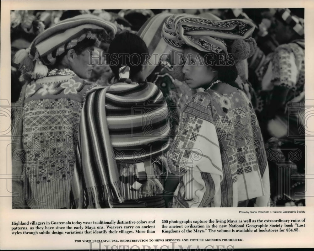 1996 Press Photo Highland Villagers in Guatemala Wear Distinctive Colors - Historic Images