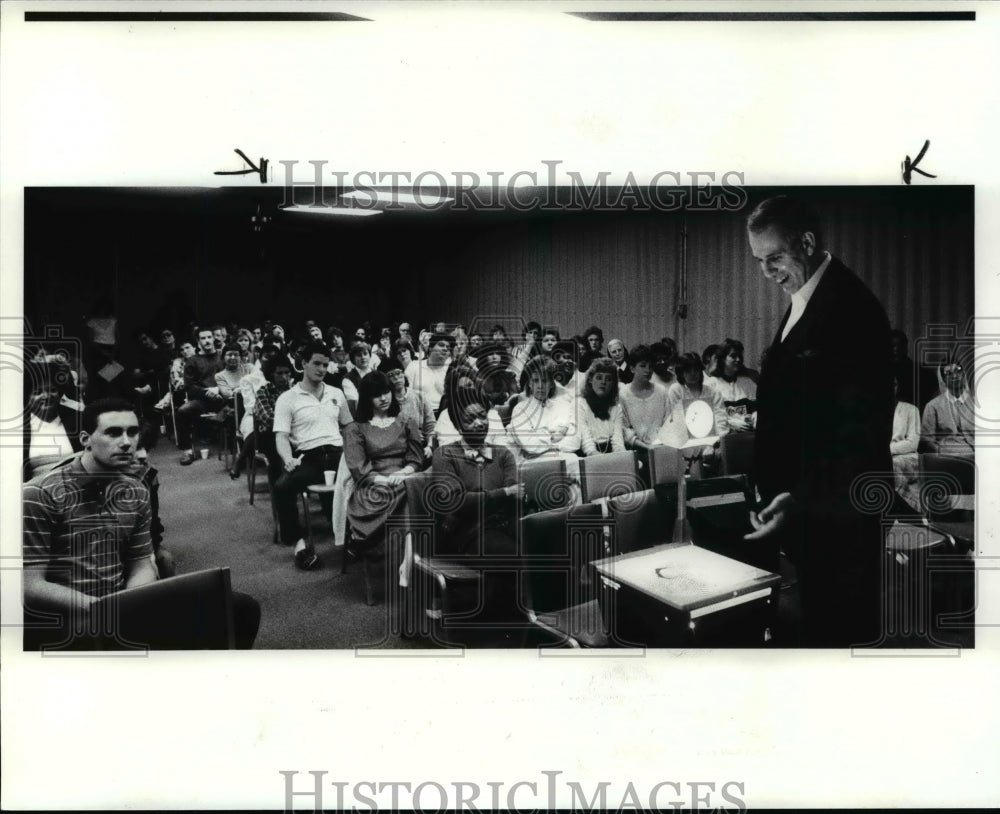 1986 Press Photo Author John Gray with people who participates his lectures - Historic Images