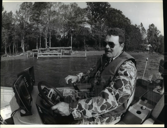 1991 Press Photo Tracy Robertson Motors in his Fishing Boat Down Crab Creek - Historic Images