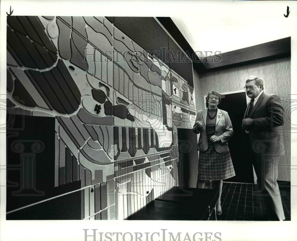 1985 Press Photo Chief Peter Gray with block watch chairman Rosemary Paul - Historic Images