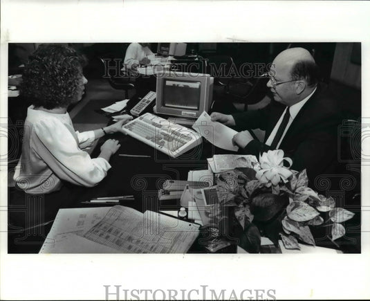 1989 Press Photo Tina Cellura, gives Bob Gladura some from a computer monitor - Historic Images