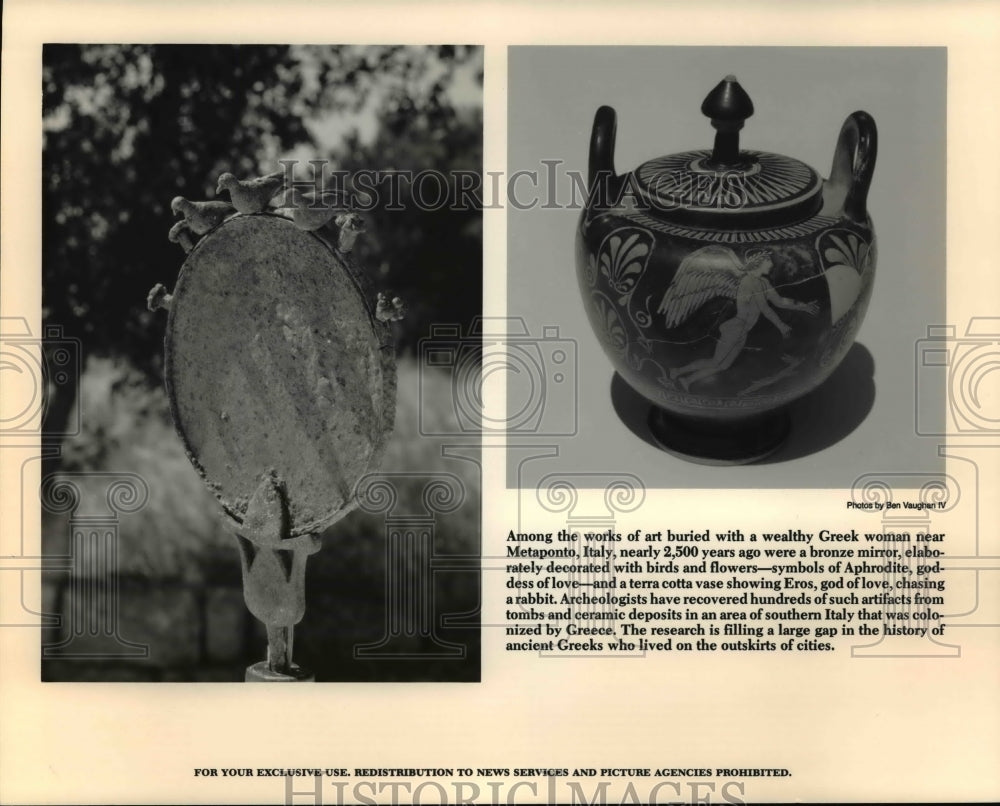 1987 Press Photo Bronze mirror,symbols Aphrodite & Terra Cotta vase,showing Eros - Historic Images