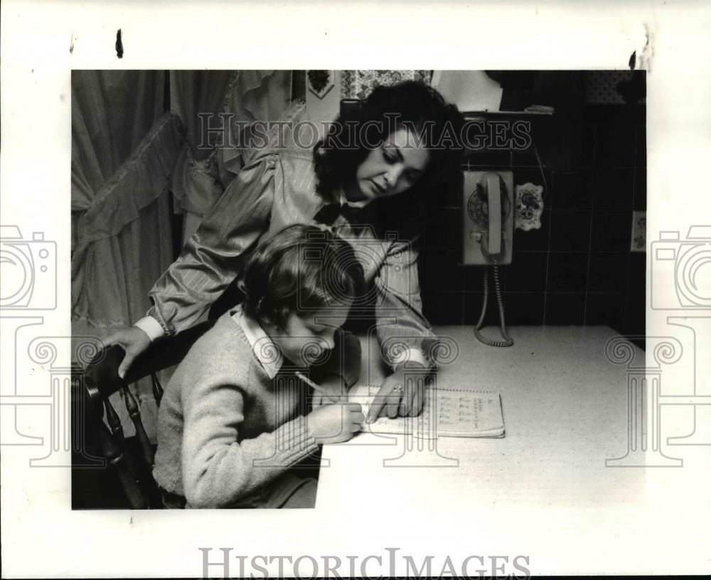 1982 Press Photo Blaze &amp; Kathleen Tisko doing homework, schools, Private (home) - Historic Images