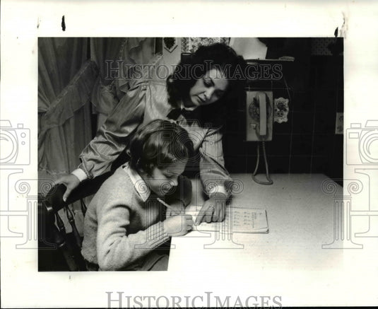 1982 Press Photo Blaze & Kathleen Tisko doing homework, schools, Private (home) - Historic Images
