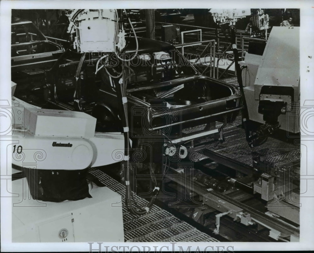 1977 Press Photo Robots programmed through computers - cvb36765 - Historic Images