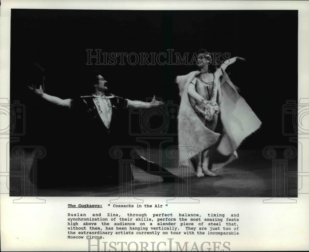 1990 Press Photo Ruslan and Zina perform the most amazing feats high above - Historic Images