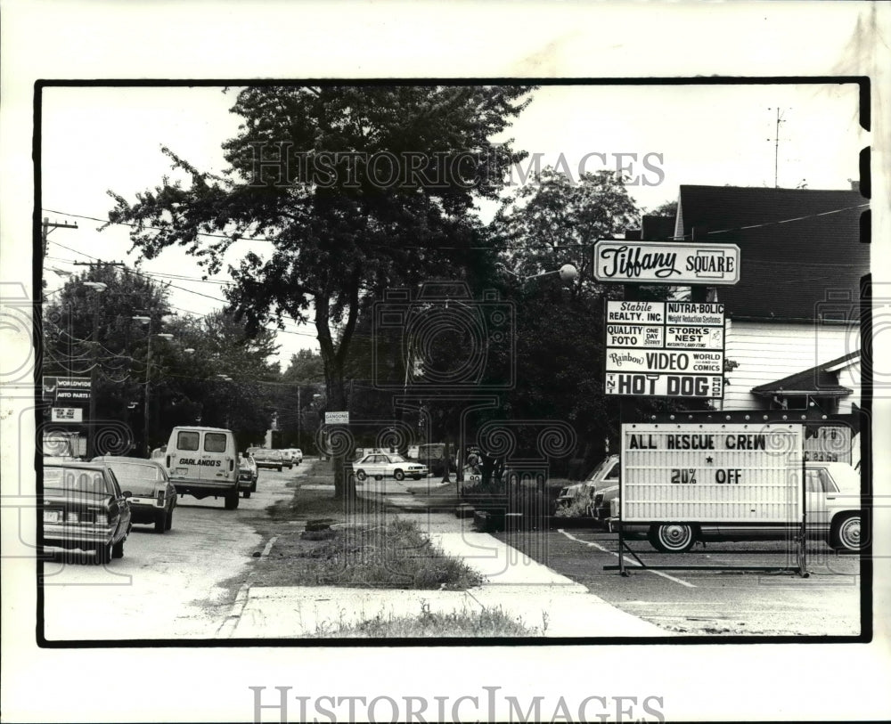 1985 Press Photo Discount food for rescue crew on Cortland - cvb36810 - Historic Images