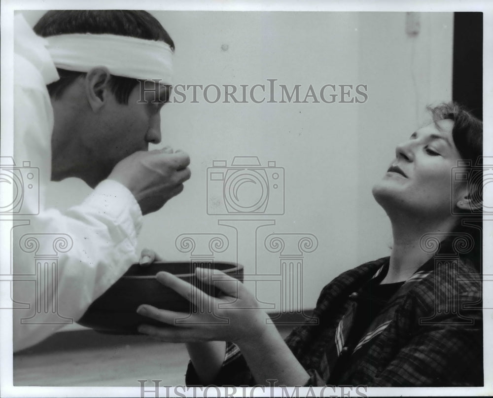 1995 Press Photo Jairo Cuesta and Lisa Black in Saints and Martyrs play - Historic Images