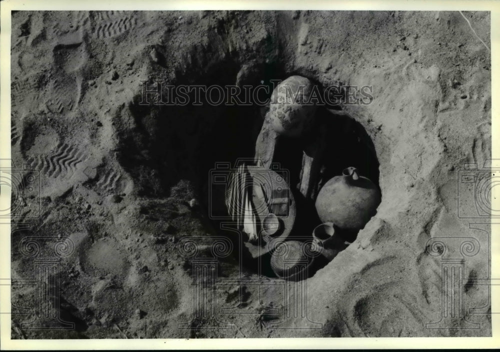 Press Photo Shepherd dead 12 centuries squats grave in coastal valley of Chile - Historic Images