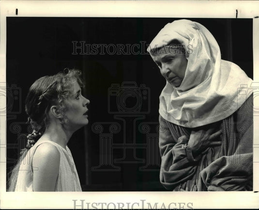 1987 Press Photo Gloria Biegler and Carol Morley in "Romeo and Juliet" - Historic Images