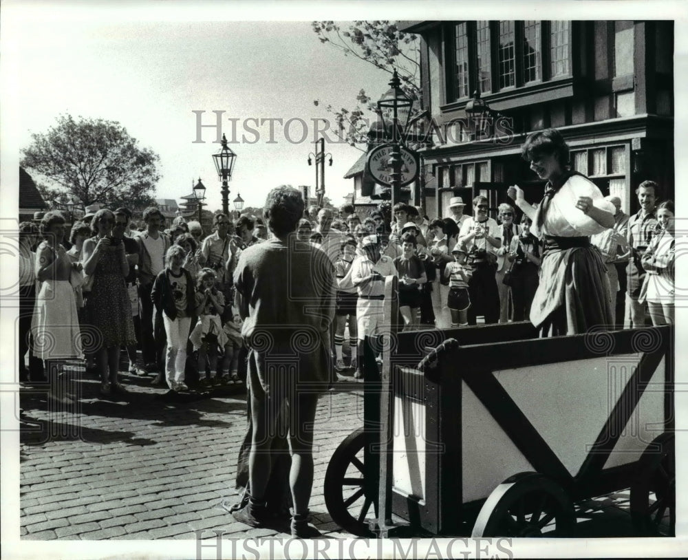 1983 Press Photo British actors on a street show in United KIngdom - cvb36874 - Historic Images