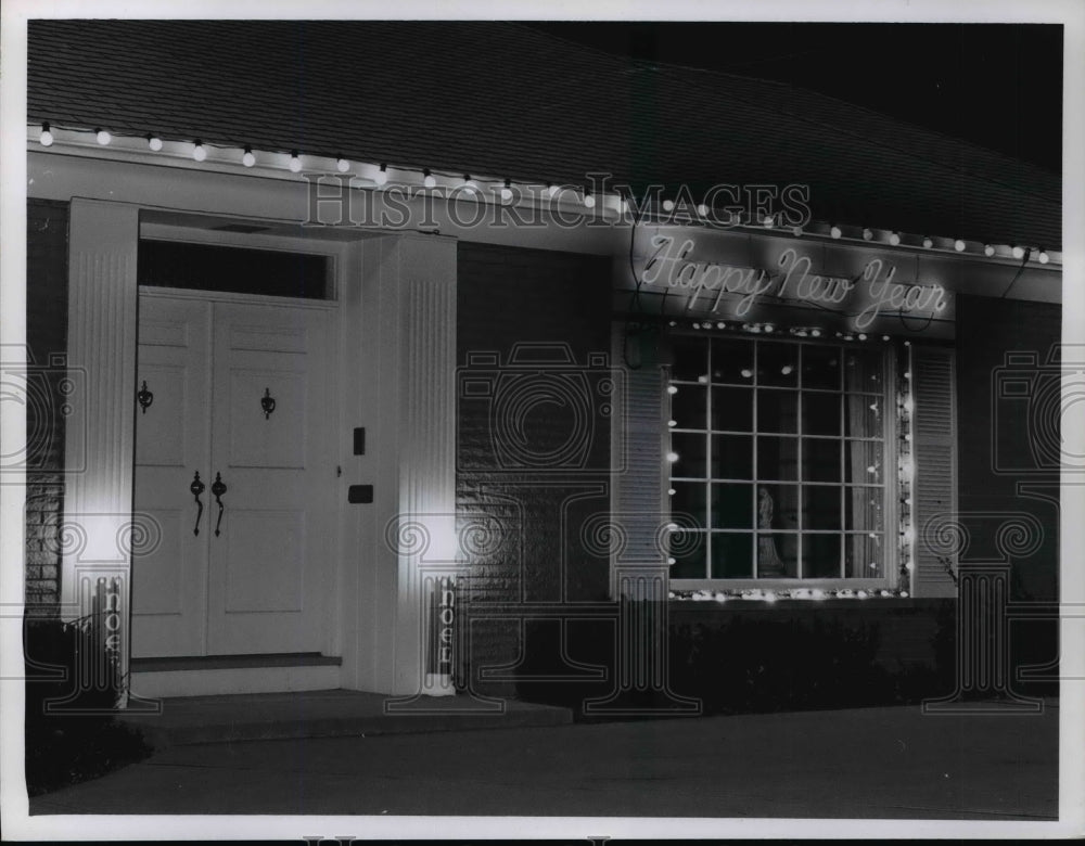 1965 Christmas decorations-exterior-Historic Images