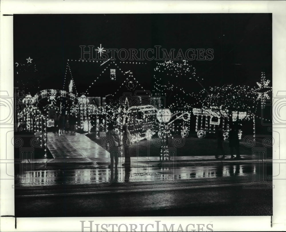 1990 Press Photo Home at 4893 E 71st Street displays Christmas lights - Historic Images