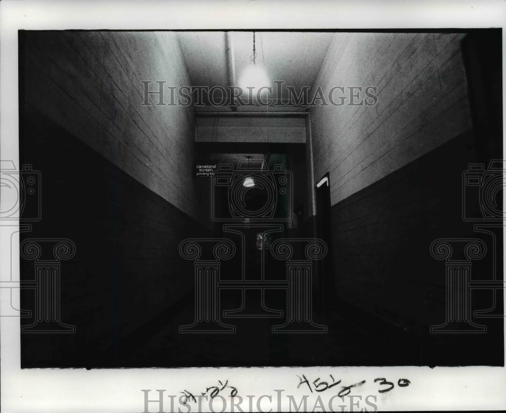 1978 Press Photo Do not walk along in poorly lit corridor, downtown crime - Historic Images