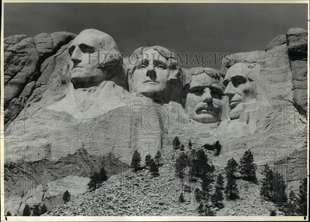 1992 Press Photo Mount Rushmore, South Dakota-presidents&#39; sculpture - cvb36916 - Historic Images