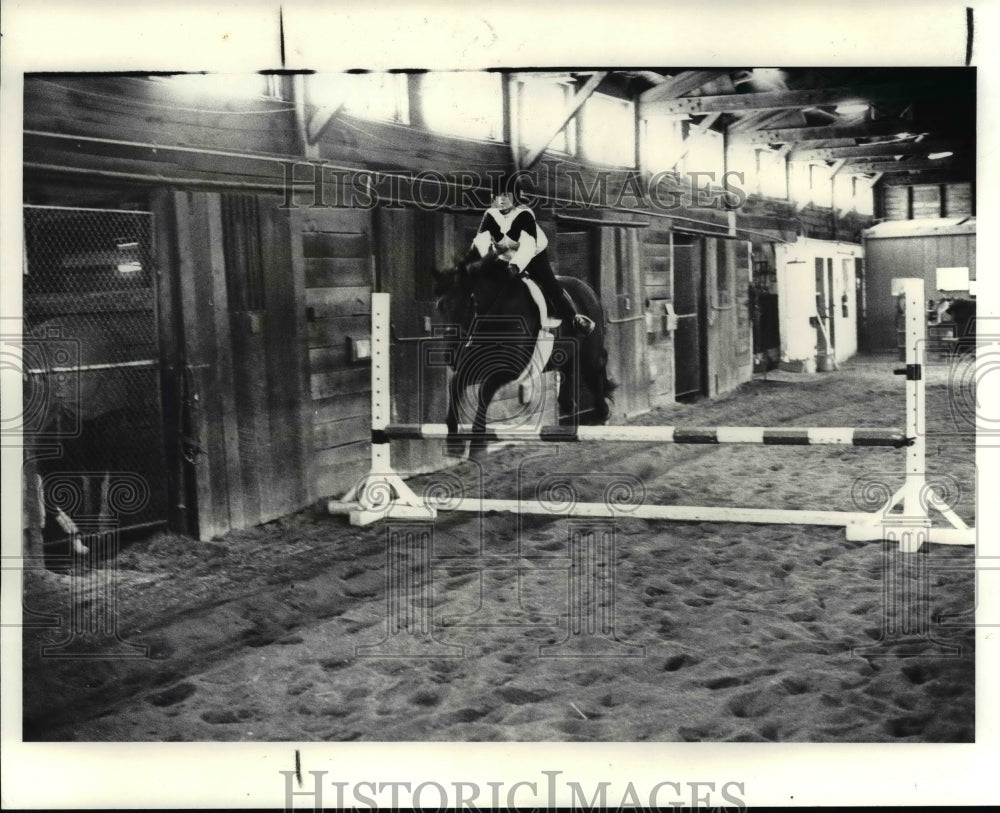 1985 Press Photo Maypine Equestrian Center, Willoughby Hills. Stacy Hirth, 11. - Historic Images