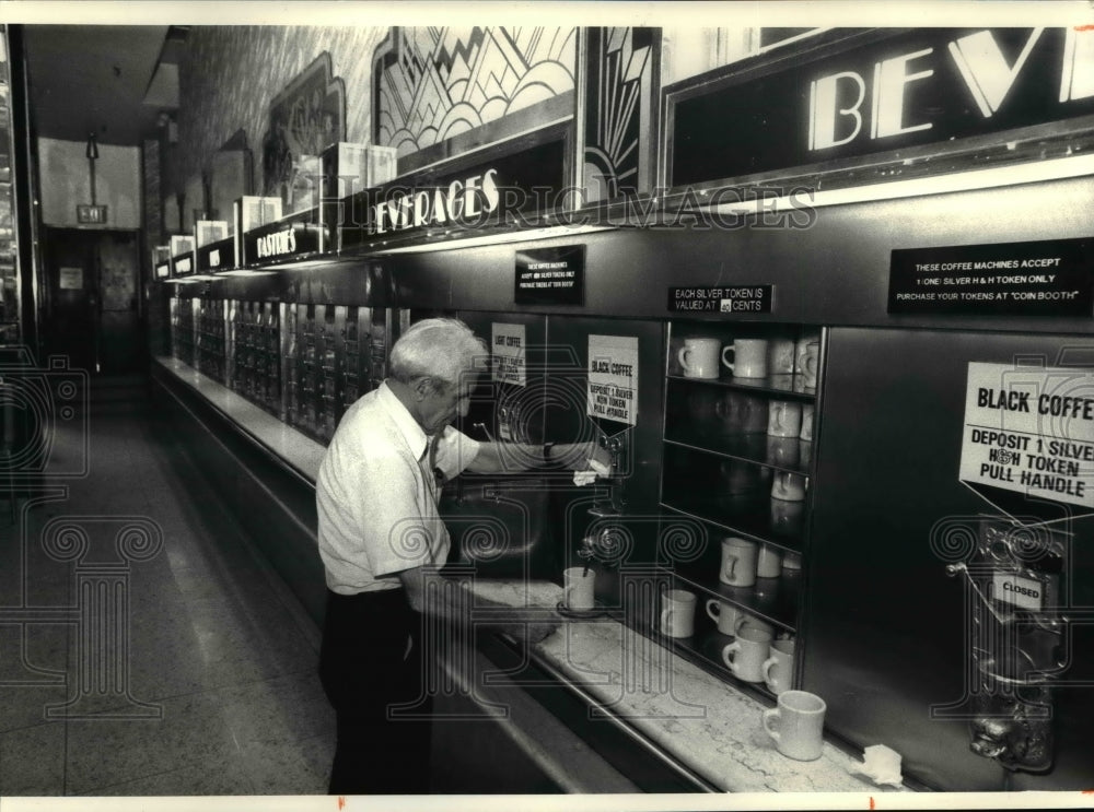 1987 Press Photo A customer buys a cup of coffee at Horn &amp; Hardat Automat - Historic Images