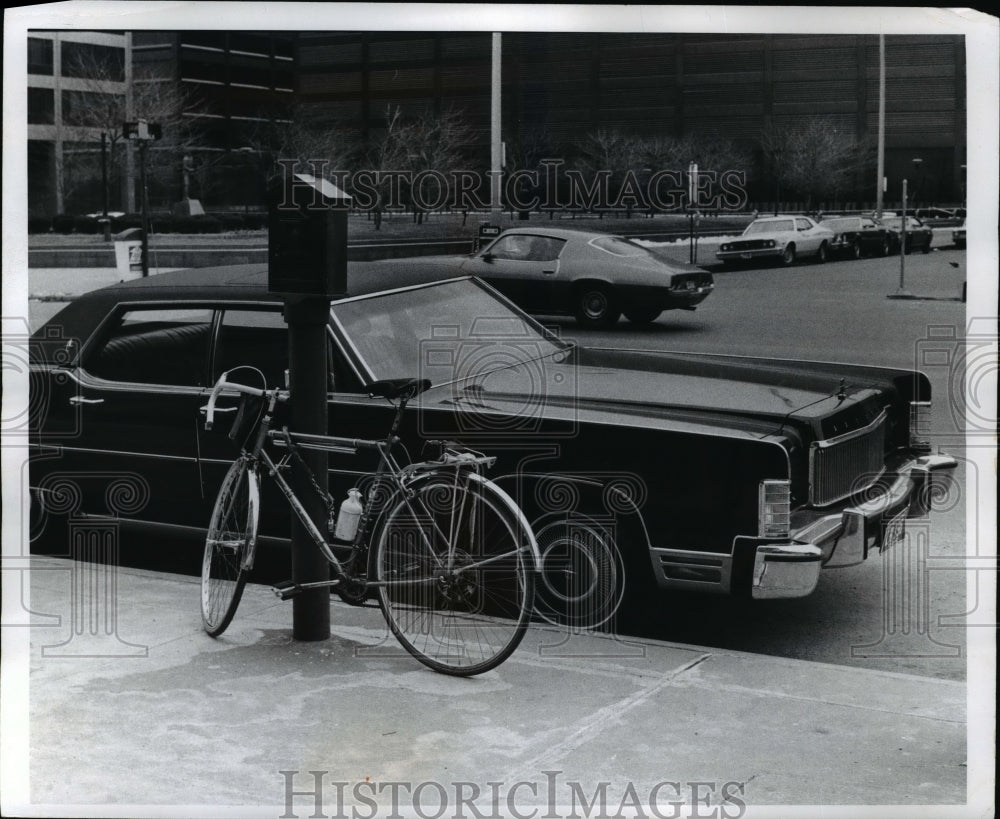 1974 Press Photo Mayor Ralph J. Perk, limo in no parkng zone - cvb36986 - Historic Images