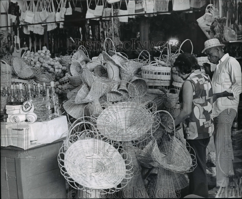 1975 Press Photo Hand Made Straw Baskets For Sale In Santo Domingo, - cvb37110 - Historic Images