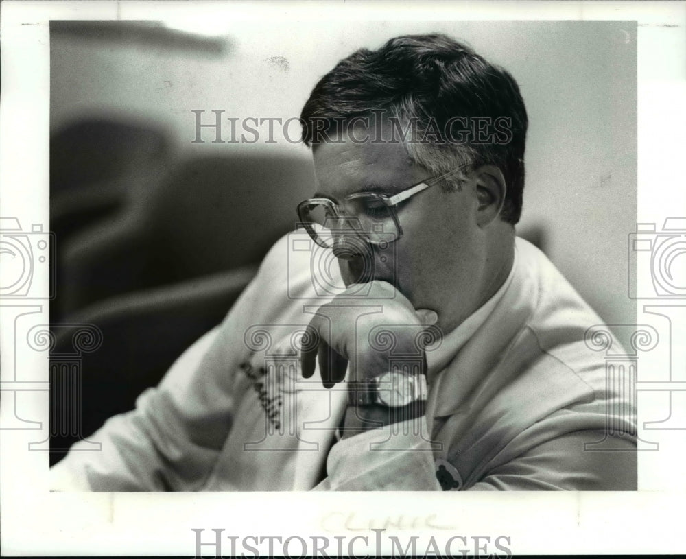 1989 Press Photo Douglas Moodie M.D. during press conference at Cleveland Clinic - Historic Images