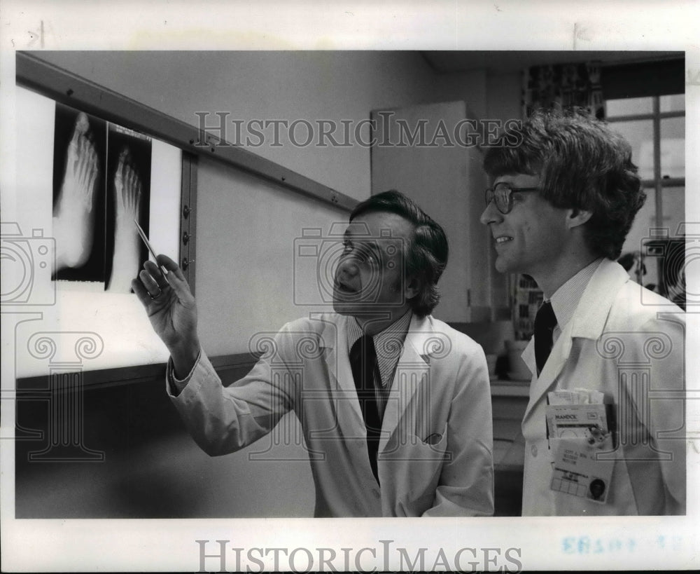 1982 Press Photo Dr. Roland W. Moskowitz, Chief Division of Rheumatic Diseases - Historic Images