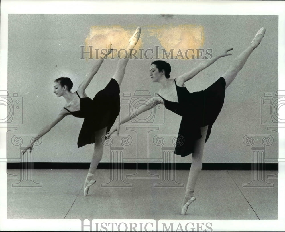 1988 Press Photo Deidre Byrne &amp; Heather Yates, students Cleveland Sch of Ballet - Historic Images