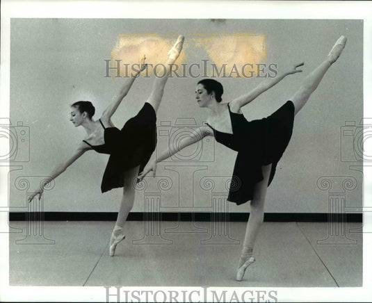 1988 Press Photo Deidre Byrne & Heather Yates, students Cleveland Sch of Ballet - Historic Images