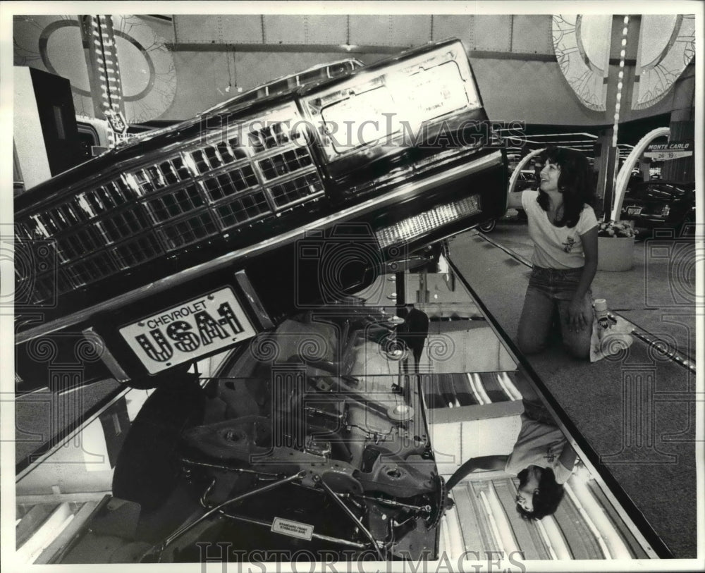 1981 Press Photo Cathy McCarthy puts finishing touches on display on auto show - Historic Images