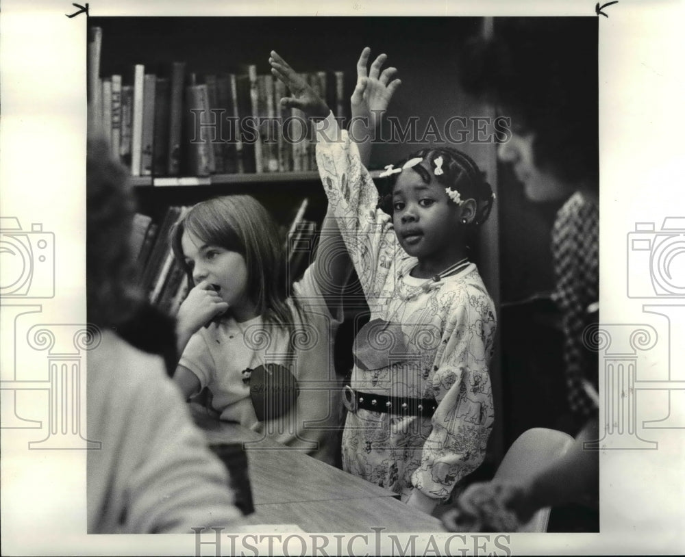 1986 Press Photo Shannon Norris &amp; Talisha Riley on Buddy Day at McKinley School - Historic Images