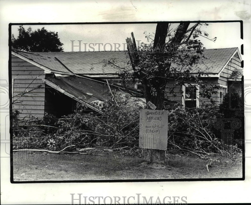 1985 Press Photo Niles, Ohio home on Woodglen two days after tornado. - Historic Images