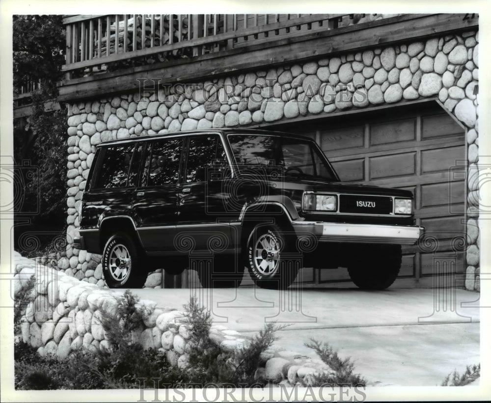 1989 Press Photo 1989 Isuzu Trooper II with four wheel drive sets standards. - Historic Images