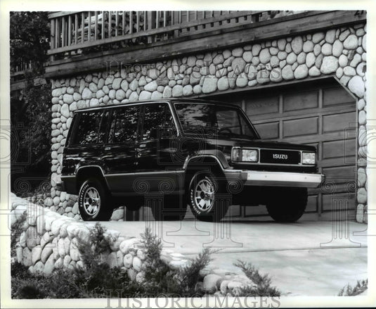 1989 Press Photo 1989 Isuzu Trooper II with four wheel drive sets standards. - Historic Images
