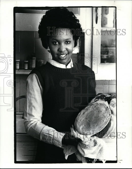 1985 Press Photo Cooking & Cooks - Lurleen McNair Holds her Hamburger Pie - Historic Images