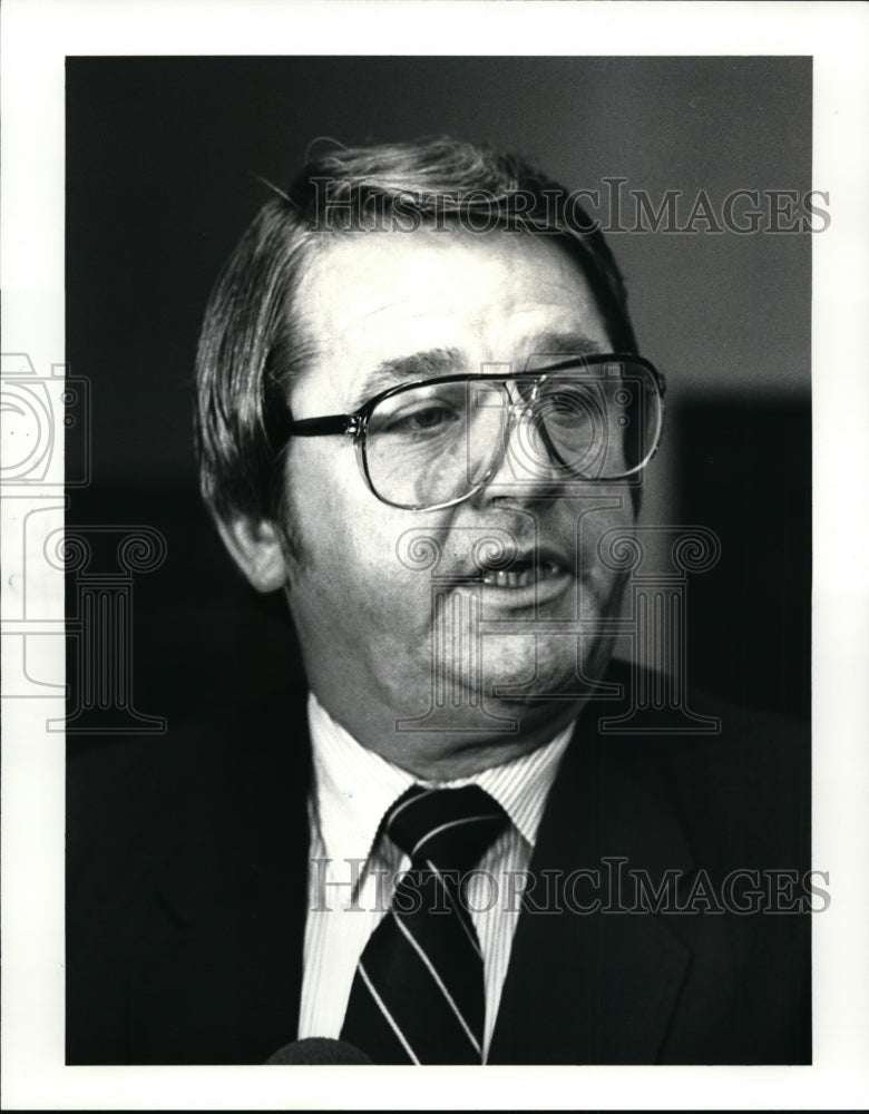 1987 Press Photo Fazio Employees Vote, Joe Madzelonka - cvb37458 - Historic Images