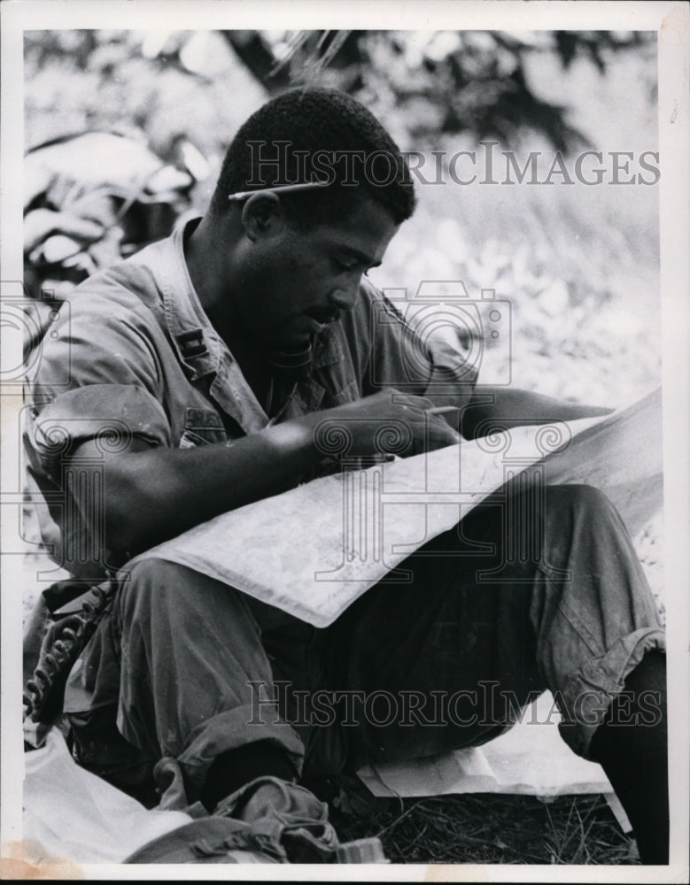 1968 Press Photo Michael Roberts Series in Vietnam Capt Reynolds - cvb37468 - Historic Images