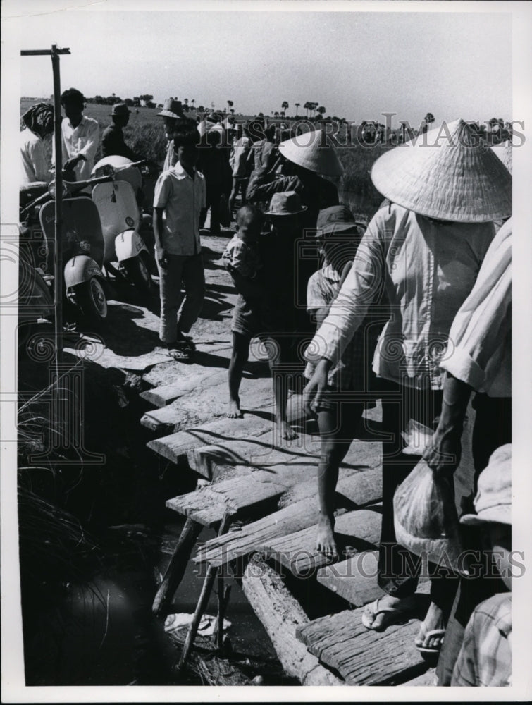 1968 Press Photo Cambodians-Vietnam and Cambodia stream boarder - cvb37477 - Historic Images