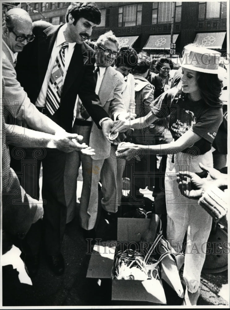 1981 Press Photo Plum button are handed out by Chris Rolfes on the Public Square - Historic Images