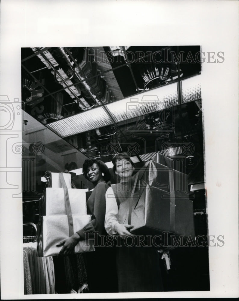 1981 Press Photo Frederica Lewis, Mgr., Lisa Hattox, asst., shoppers - cvb37581 - Historic Images