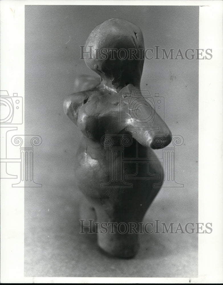 1985 Press Photo An anorexic woman made a clay sculpture on how she looks - Historic Images