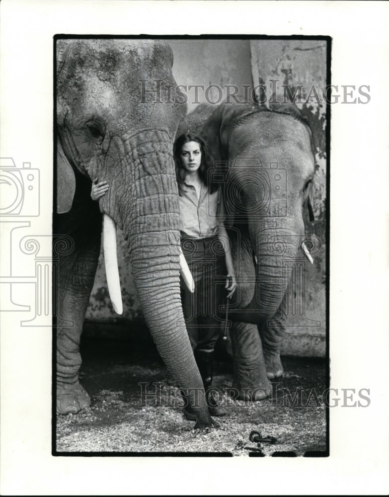 1983 Press Photo Donna Robb with elephants at Cleveland Metropark Zoo. - Historic Images