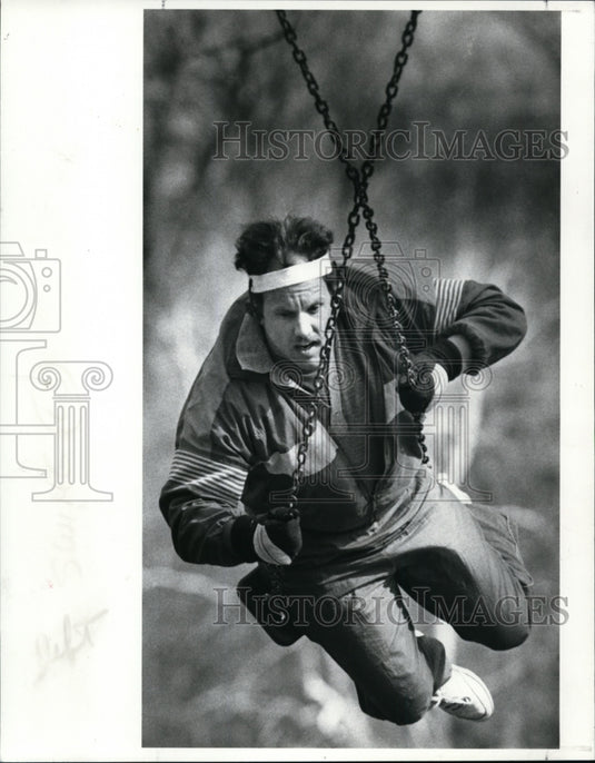 1989 Press Photo Doug Doerge Swings as Part of his Daily Exercise Routine - Historic Images
