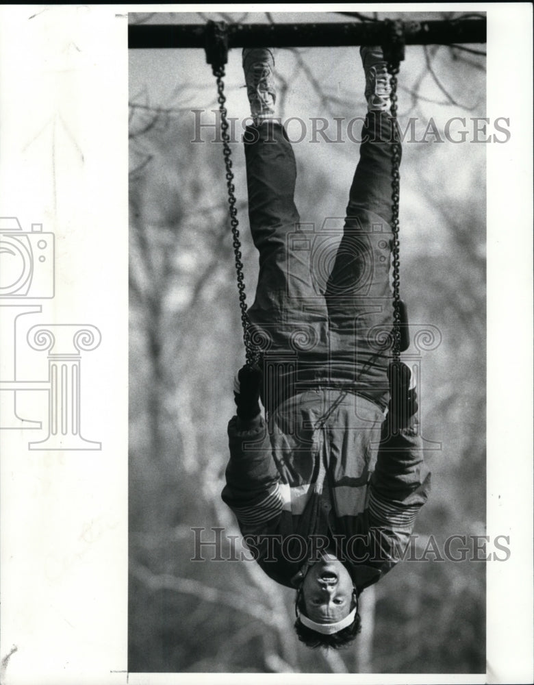 1989 Press Photo Dour Doerge Uses the Swings by the Boat Dock - cvb37669 - Historic Images